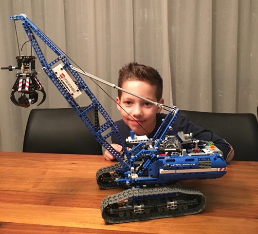 De trotse winnaar van de KONE Deursystemen kleurwedstrijd
